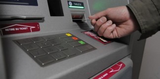 La gran banca desoye al Gobierno y fija altas tasas en cajeros a no clientes