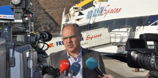 Curbelo: “El restablecimiento de la línea marítima interior refrenda la apuesta por la conectividad”