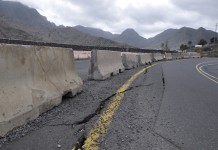 La Consejería de Obras Públicas reconoce la importancia del problema de los muros de la curva del Silbo en la travesía de Hermigua