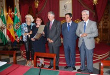 El Cabildo recibe una placa en la Conmemoración de la Constitución de 1812 donde se homenajea la figura del diputado gomero Ruiz de Padrón