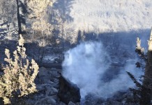 Solo el rumor de los hidroaviones rompe la quietud del vacío de Vallehermoso,mientras los políticos se enzarzan