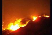 06:45 HORAS: El duro trabajo de los efectivos mantiene la situación del incendio en similares características a las de anoche