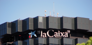CaixaBank planea prejubilar a unos 500 trabajadores este año