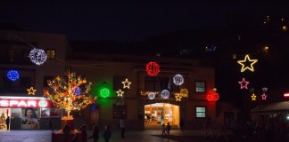 El encendido de luces y la chocolatada marcan el arranque de la Navidad en Vallehermoso