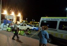 El personal del Hospital de La Gomera espera a pie de muelle a la primera embarcación procedente de Valle Gran Rey