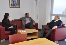 Saavedra y Plasencia intercambian opinión sobre el papel de los ayuntamientos con sus vecinos ante la crisis económica