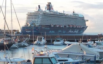 El crucero Mein Schiff 3 cuyo destino era La Gomera el próximo 3 de noviembre choca contra dos buques a su salida de Alemania