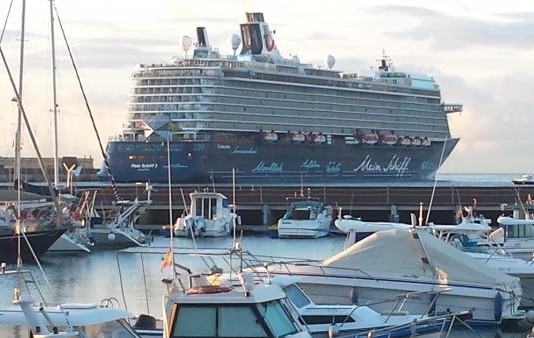 El crucero Mein Schiff 3 cuyo destino era La Gomera el próximo 3 de noviembre choca contra dos buques a su salida de Alemania