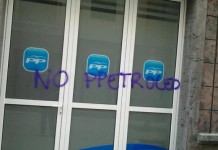 La sede del PP en San Sebastián amaneció hoy con pintadas alusivas a las prospecciones