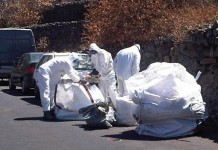 El Cabildo retira restos de fibrocemento con amianto en Valle Gran Rey tras los incendios del pasado mes