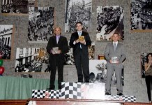 José Manuel González recibe el premio como primero en barquetas