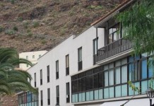 Un exhibición y explicación del Silbo Gomero se ofrece en el Cabildo a niños de un colegio de Tenerife