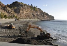 Costas,a petición del Ayuntamiento de San Sebastián,inicia las labores de limpieza de las playas