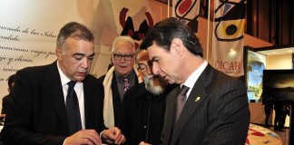 El seat pintado por César Manrique centro de atención del stand de Cicar en FITUR 2016