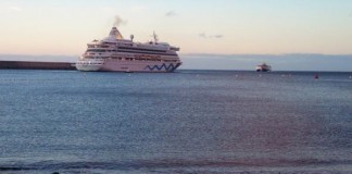 El buque ‘AIDAVita’ suspende su atraque en el puerto de San Sebastián por el mal tiempo