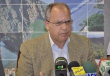 Una trifulca obliga a suspender el pleno del Parlamento