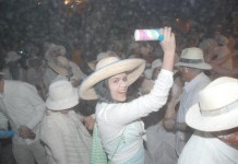 La Villa disfrutó este lunes de la Trova y la música caribeña bajo una nube de polvos talcos
