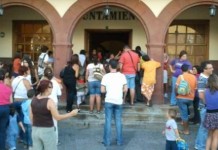 Concentración de padres y madres ante el Ayuntamiento de San Sebastián pidiendo explicaciones por el cierre de la guardería ‘Yomar’