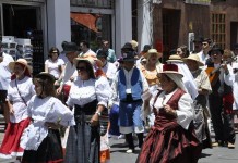 La Asociación de la Tercera Edad de San Sebastián celebra en la calle el Día de Canarias