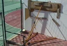 El PP de San Sebastián solicita a Castilla que retire diversos objetos que circundan plazas y parques del municipio