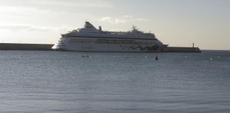 El Aidacara amanece en el Puerto de San Sebatián este martes