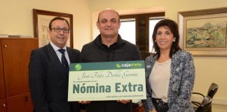 Cajasiete entrega, por cuarta vez, una nómina extra a un empleado del Cabildo Insular de Tenerife