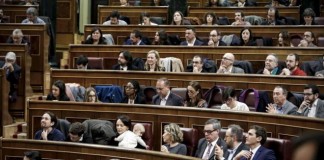 Podemos adelanta al PSOE y el PP se mantiene, según el CIS