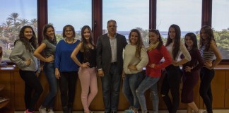 La romeras de las fiestas de San Sebastián, recibidas en el Cabildo Insular