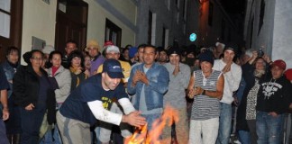 Los alumnos del colegio de Agulo aprenden a hacer las hogueras de San Marcos