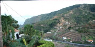 Un hombre fallece en La Gomera al caer su coche a un estanque vacío