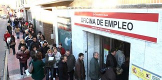 El paro baja en 83.599 personas y roza los cuatro millones