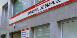 El paro registrado baja de los cuatro millones por primera vez en seis años