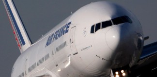 Descubierta una mujer que volaba con una niña oculta en el equipaje de mano