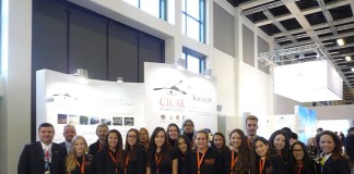 Alumnos de la Escuela de Turismo visitan el stand de CICAR en la Feria de Turismo de Berlín