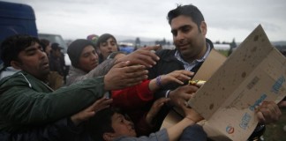 «Vienen de un infierno, que es la guerra, pero van a otro, que es la xenofobia» Inmigrantes, que esperaan cruzar la frontera entre Grecia y Macedonia, pelean por comida en un campo provisional cerca de Idomeni / MARKO DJURICA (REUTERS)