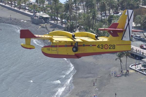 IMAGEN de un hidroavión en el año 2012 sobre el municipio de San Sebastián, previo a su carga de agua en la bahía capitalina (Foto Gomeranoticias)