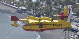 El hidroavión que voló a baja altura ayer miércoles sobre San Sebastián estaba en prácticas IMAGEN de un hidroavión en el año 2012 sobre el municipio de San Sebastián, previo a su carga de agua en la bahía capitalina (Foto Gomeranoticias)