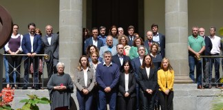 El Parlamento guarda un minuto de silencio en memoria de las víctimas del derrumbamiento de un edificio en Arona