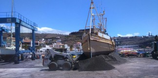 Puertos Canarios retira un barco abandonado del Puerto de Playa Santiago, en La Gomera