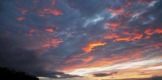 Cielos nubosos y la posibilidad de lluvias débiles persisten este jueves