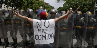 La policía venezolana reprime la marcha anti-Maduro en pleno estado de excepción