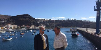 El Director General de Transportes analiza en Alajeró asuntos relacionados con los servicios del Aeropuerto y del Puerto de Playa de Santiago