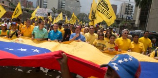 Maduro ordena una movilización militar ante la escalada de la crisis