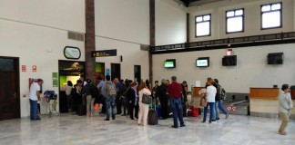 La suspensión de los vuelos con La Gomera este viernes deja a más de 120 personas sin poder viajar