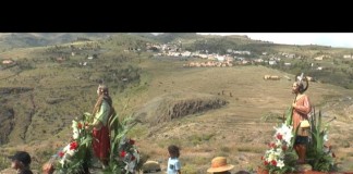Un año más San Isidro con chácaras y tambores recorre el exterior de su ermita en la Montaña de El Clavario en Alajeró