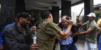 Un grupo chavista agrede al jefe de los diputados de la oposición