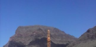 Sí se puede insiste en la necesidad de retirar una grúa con indicios de abandono en el barrio de Vueltas