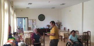 Emiliano Coello visita la residencia de mayores de Vallehermoso para conocer las necesidades del centro