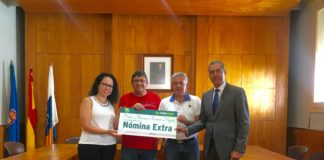 Cajasiete entrega una nómina extra a un empleado del Ayuntamiento de Valle Gran Rey