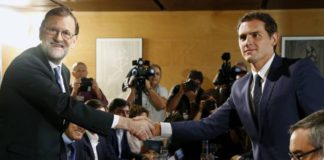 Rajoy firma acuerdos con Rivera que sabe que no podrá poner en marcha